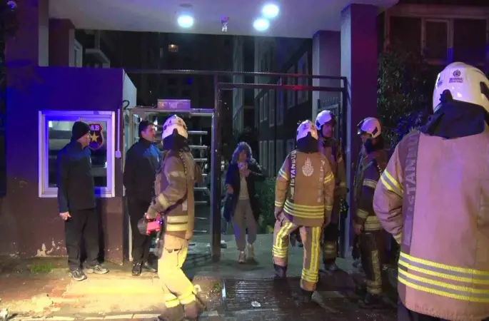Esenyurt’ta apartmanda çıkan yangında 4 kişi dumandan etkilendi

