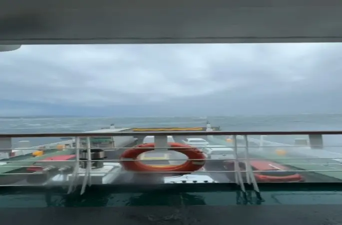 Eskihisar iskelesine yanaşamayıp sürüklenen arabalı feribot güvenli bölgede fırtınanın geçmesini bekliyor
