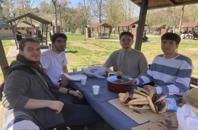 Eskişehir’de gençler doğa ve tarih gezisinin ardından mangalda buluştu
