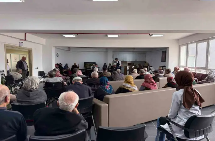 Eskişehir’de huzurevi sakinleri için tiyatro gösterisi düzenlendi
