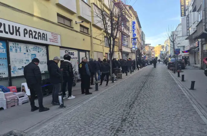 Eskişehir’de ilk iftar öncesi metrelerce "pide" kuyruğu
