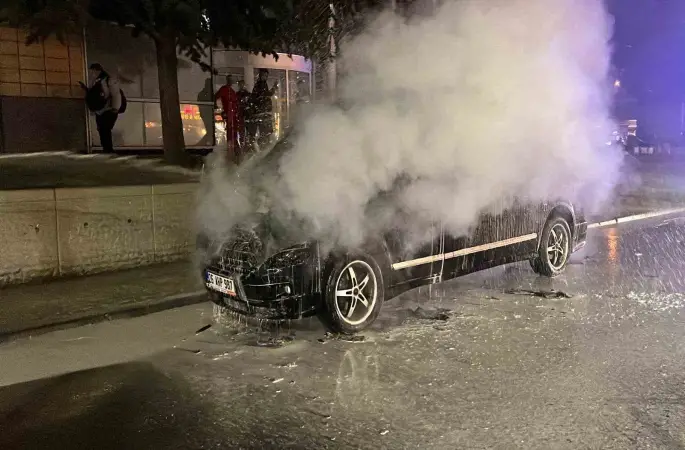 Eskişehir’in merkezinde yanan minibüs, paniğe neden oldu
