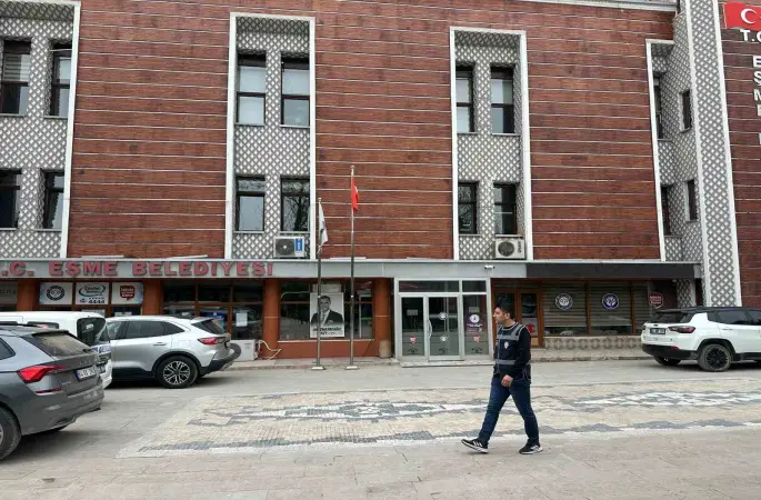 Eşme Belediyesi’ne yönelik ‘irtikap’ soruşturması kapsamında Başkan Tozan, eşi ve 3 şüpheli gözaltına alındı
