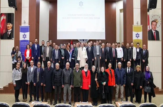 ETÜ’de akademik giysi ve ödül töreni gerçekleştirildi
