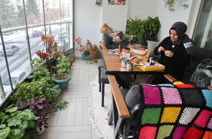 Ev hanımının azmi: 20 belge aldı ve 300 öğrenciye usta oldu
