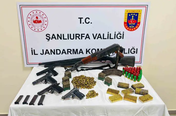 Evden çok sayıda silah, fişek ve mermi çıktı
