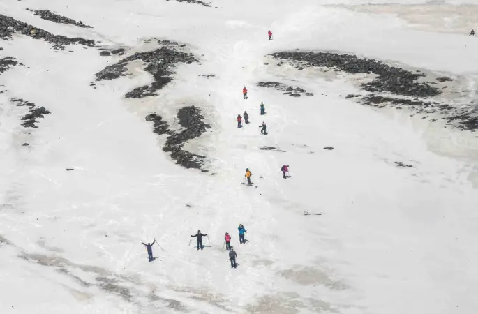 Everest’e çıkan dağcılara karbonat vererek milyonluk dolandırıcılık ağı kurdular
