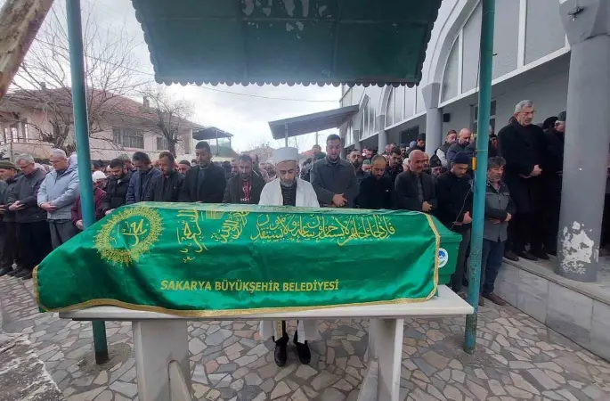 Evinden 20 kamyon çöp çıkarılan yaşlı adam son yolculuğuna uğurlandı
