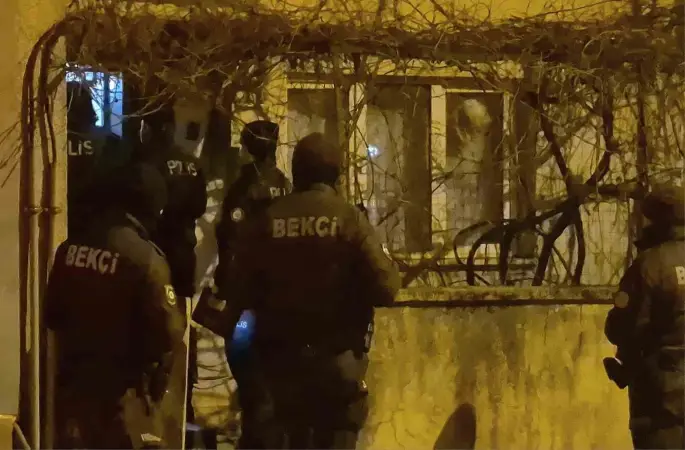 Evine pencereden giren genç, hırsız sanılarak paniğine neden oldu
