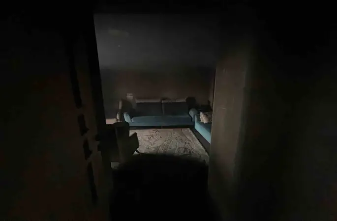 Evini ateşe verdi, kaçarken yakalandı
