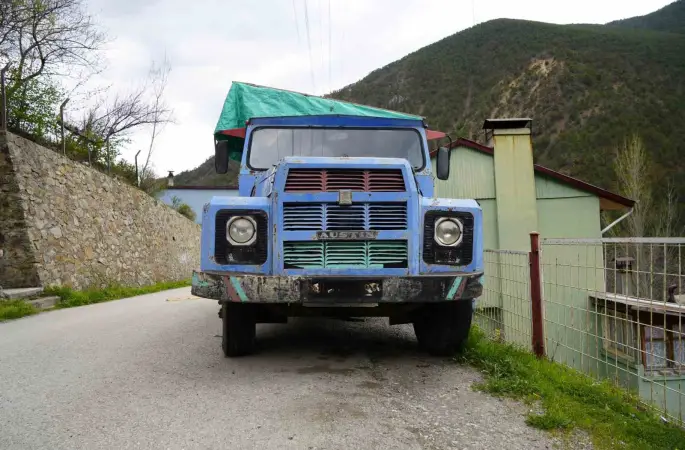 Evinin önünde odunluk olarak kullandığı kamyonu İstanbul’da ceza yedi
