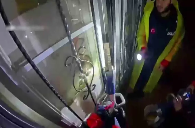 Evlerinde mahsur kalan vatandaşları AFAD kurtardı
