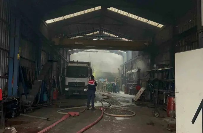 Eyüpsultan’da bulunan bir işyerinde henüz bilinmeyen bir nedenle yangın çıktı. Alevler iki iş yerine daha sıçradı. Olay yerine çok sayıda itfaiye ekibi sevk edildi.
