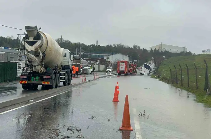 Eyüpsultan’da servis aracı su dolu kanalda yan yattı
