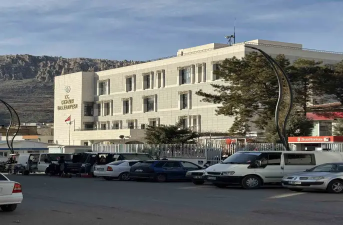 Ezan sesi mahalleliye ulaşmayınca belediye binasına hoparlör konuldu
