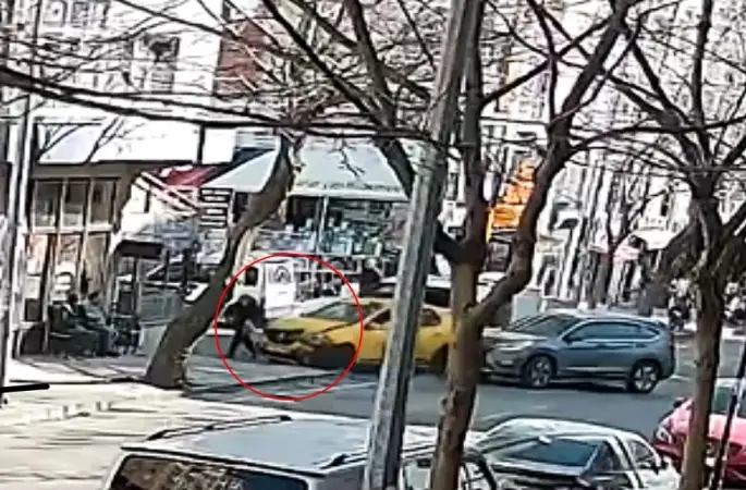 Ezilmekten son anda kurtulan yaşlı kadın kameraya yansıdı
