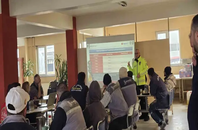 Fabrika çalışanlarına güvenlik trafik eğitimi

