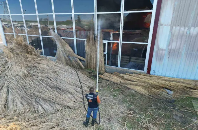 Fabrika yangınında duman ve alevler metrelerce yükseğe çıktı
