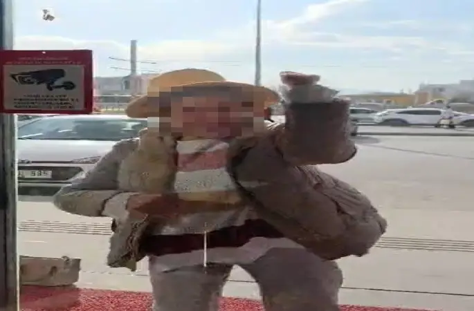 Fark ücreti vermek istemeyen kadın eczaneye taşla saldırdı, kapıları tekmeledi
