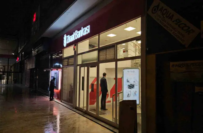 Fatih’te banka soygunu: Kaçarken çaldığı parayı düşürdü
