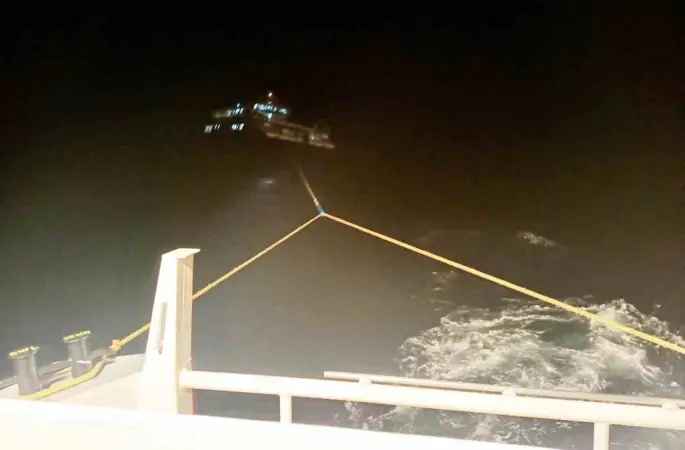 Fethiye açıklarında makine arızası nedeniyle sürüklenen tekne kurtarıldı
