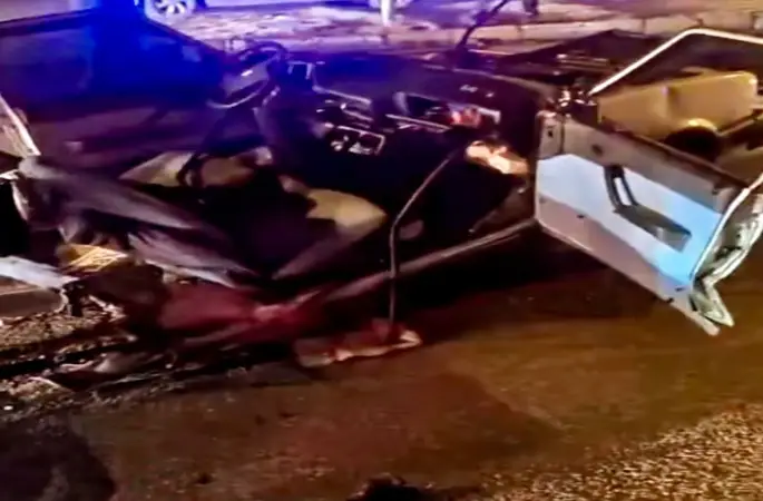 FIAT TOFAŞ otomobil kazada ikiye bölündü: 4 yaralı
