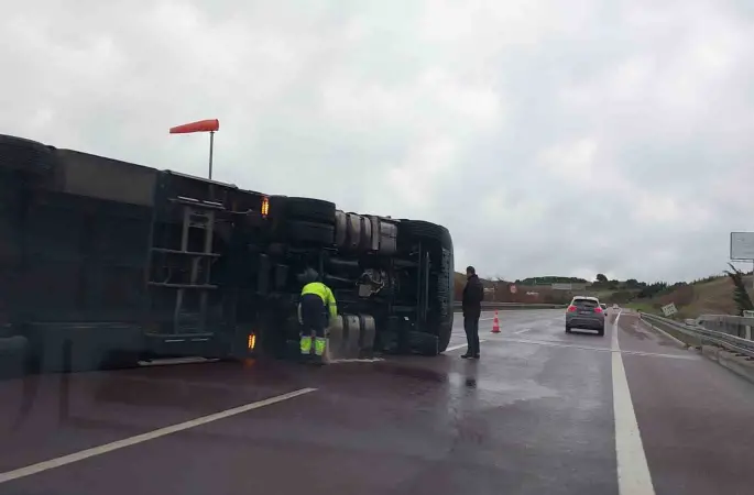 Fırtına otobanda tırı devirdi, sürücü kendi imkanlarıyla böyle çıktı
