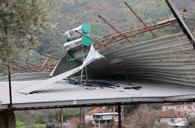 Fırtına yıktı geçti
