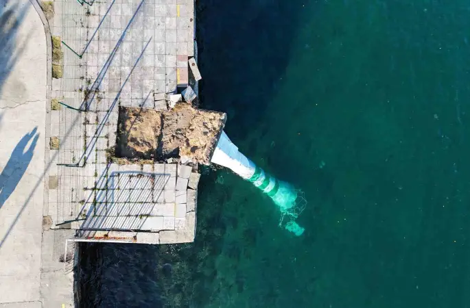 Fırtınanın etkisiyle devrilen deniz feneri havadan görüntülendi
