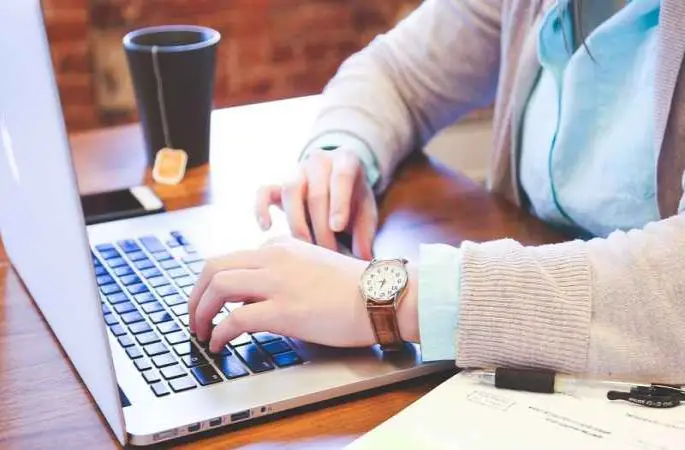 Arkadaşlık uygulamalarında el hareketleri tercihleri ele veriyor