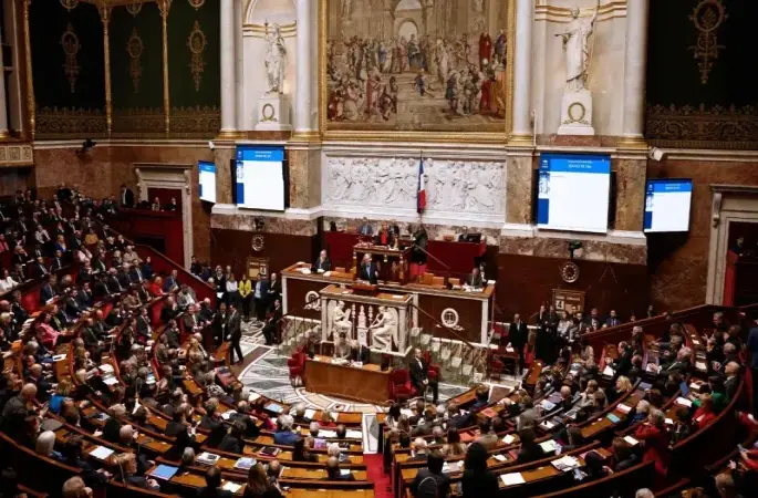 Fransa’da güvenoyu alamayan hükümet düştü