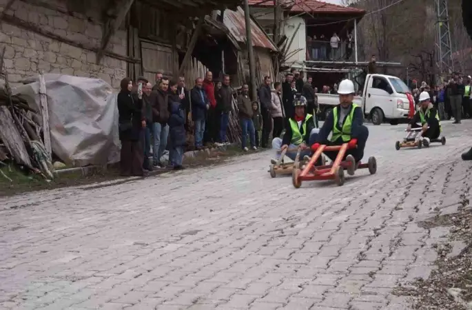 Fren yok, heyecan çok, geleneksel tahta araba yarışı bu yılda nefesleri kesti
