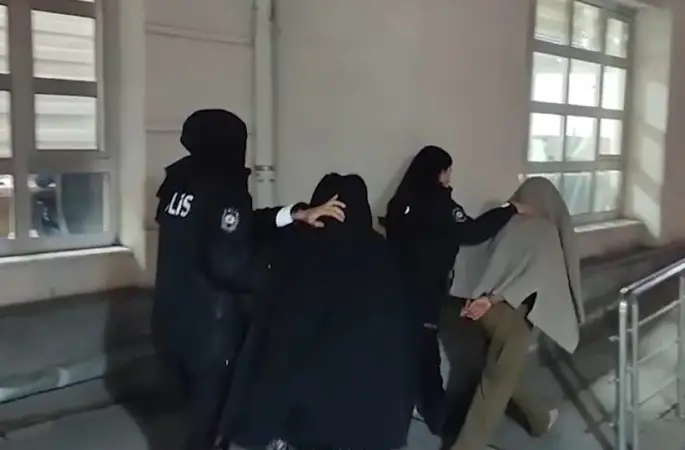 Fuhuş pazarlığı yaptıkları şahsın altın ve dövizlerini çalan kadınlar yakalandı
