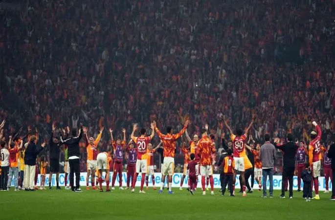 Galatasaray, derbi galibiyetini taraftarıyla kutladı
