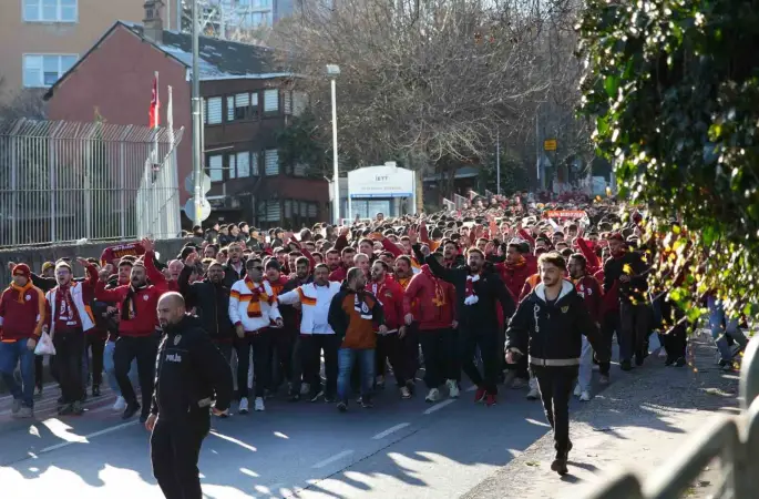 Galatasaray taraftarı, Dolmabahçe’ye geldi
