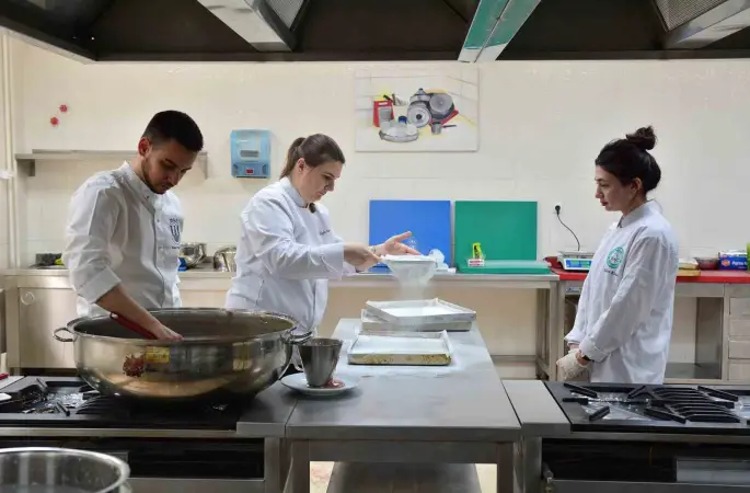 Gastronomi öğrencilerinden özel lokum üretimi
