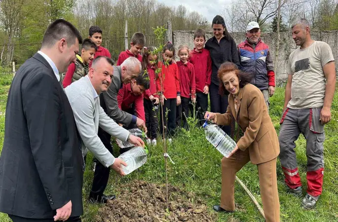 Gazeteciler, 19 yıl önce tadilat ettirdikleri okulda öğrencilerle buluşup hediye dağıttı
