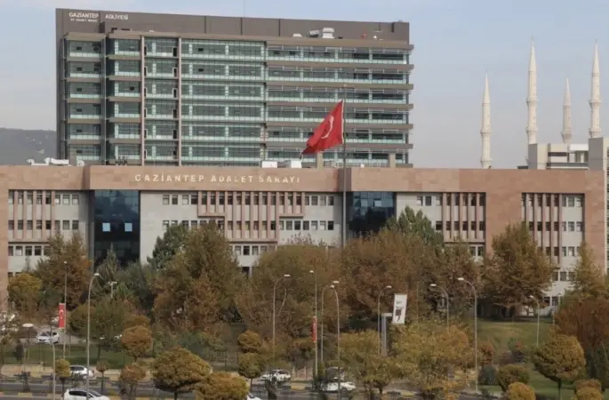 Gaziantep’te eşinin yüzünü taşla ezip darbeden sanık ağır cezada yargılanacak
