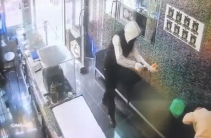 Gaziantep’te silahlı, maskeli ve biber gazlı kuyumcu soygunu kamerada
