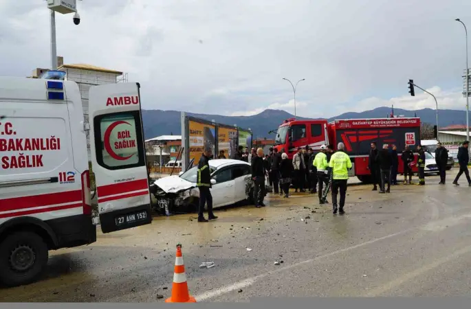 Gaziantep’te tır ile otomobil çarpıştı: 2 yaralı
