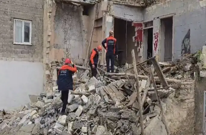 Gaziantep’te yoğun yağış sonrası kerpiç bina çöktü: 2 yaralı
