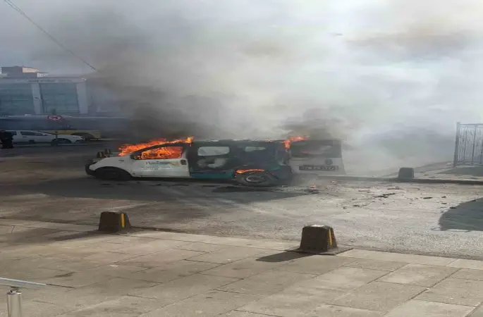 Gaziosmanpaşa’da park halindeki araç alev alev yandı
