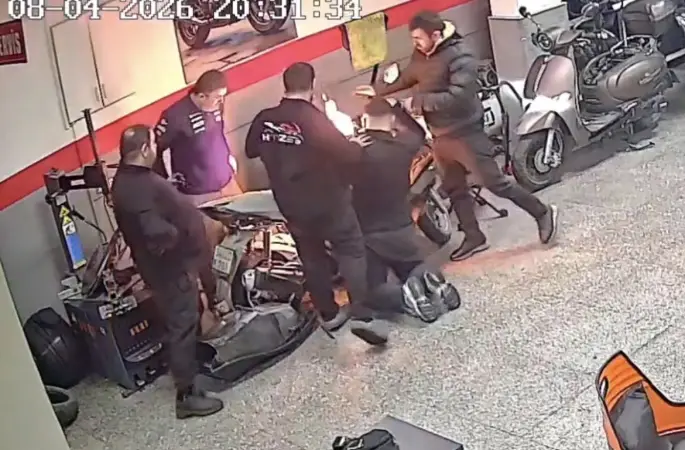 Gaziosmanpaşa’da tamir edilmeye çalışılan motosiklette yangın çıktı, o anlar kamerada
