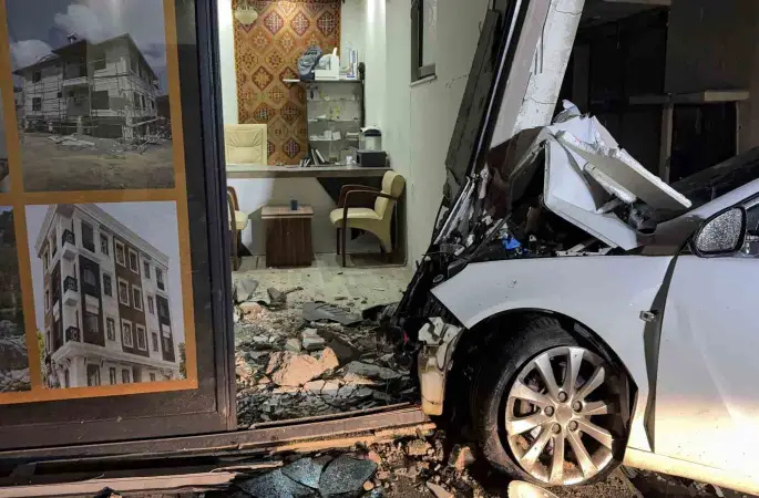 Gazipaşa’da otomobil iş yerine girdi: 3 yaralı
