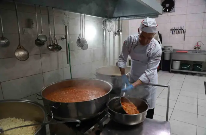 Gebze’deki aşevinden ayda 7 bin 800 öğün sıcak yemek
