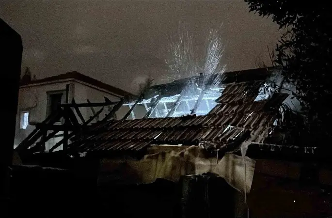 Gece saatlerinde müstakil evde çıkan yangın itfaiye ekiplerince söndürüldü
