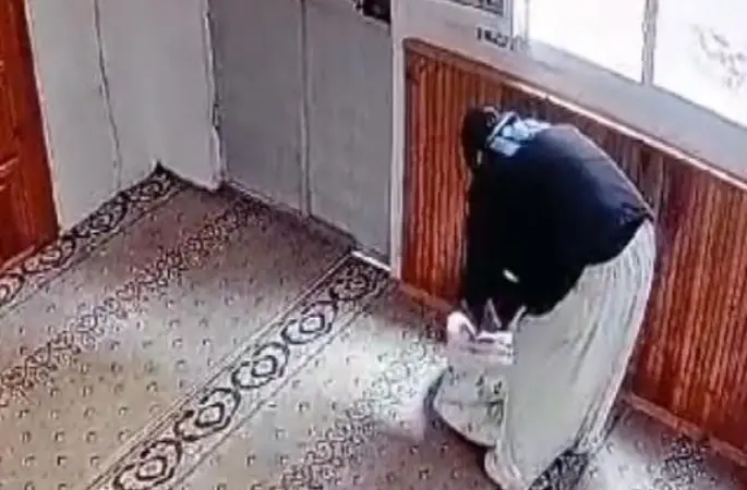 Gece sığındığı camide hırsızlık yaptı