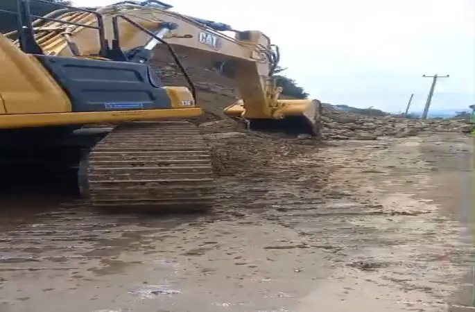 Gemlik-Mudanya yolu heyelan sebebiyle kapandı
