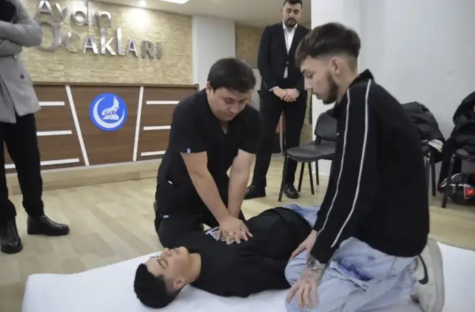 Gençler acil ve ilk yardım konusunda bilinçlendirildi
