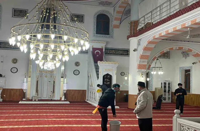 Gençler Fetih Camiini baştan aşağı temizledi
